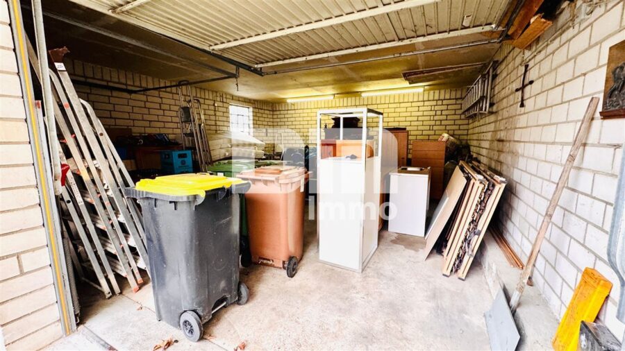 Sanierungsbedürftiges Einfamilienhaus + Doppelgarage - Doppelgarage massiv